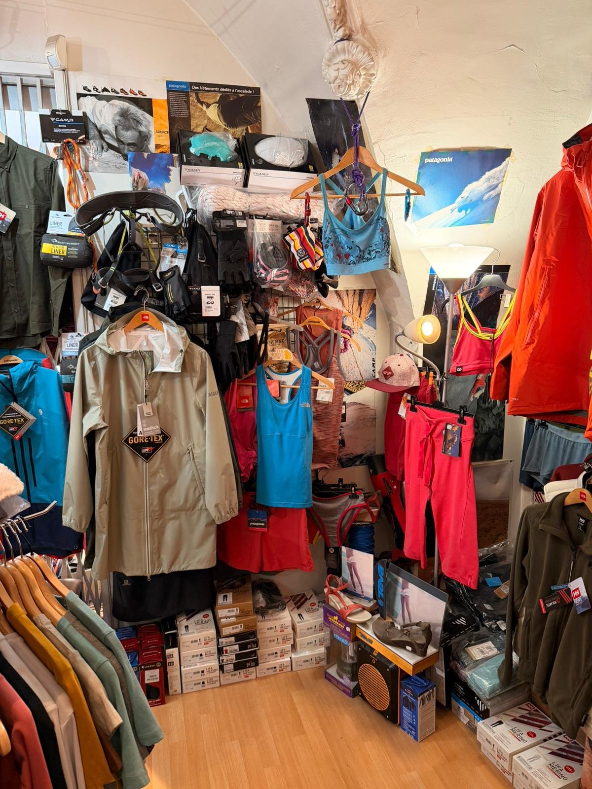 Matériel d'escalade et textile technique en boutique